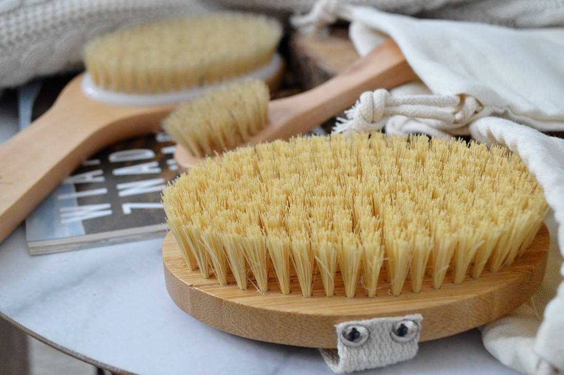 jak szczotkować ciało na sucho puderek.com.pl